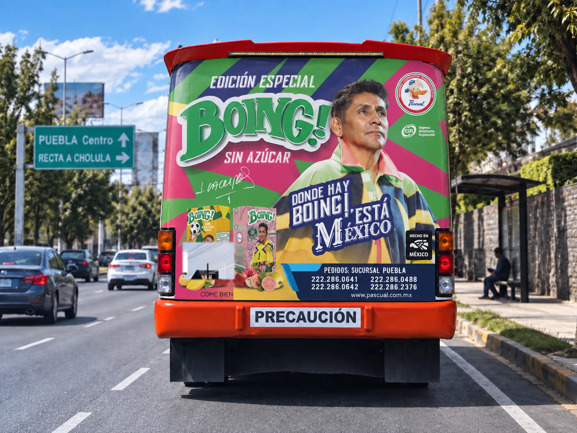 Medallón publicitario en la parte trasera de un autobús urbano